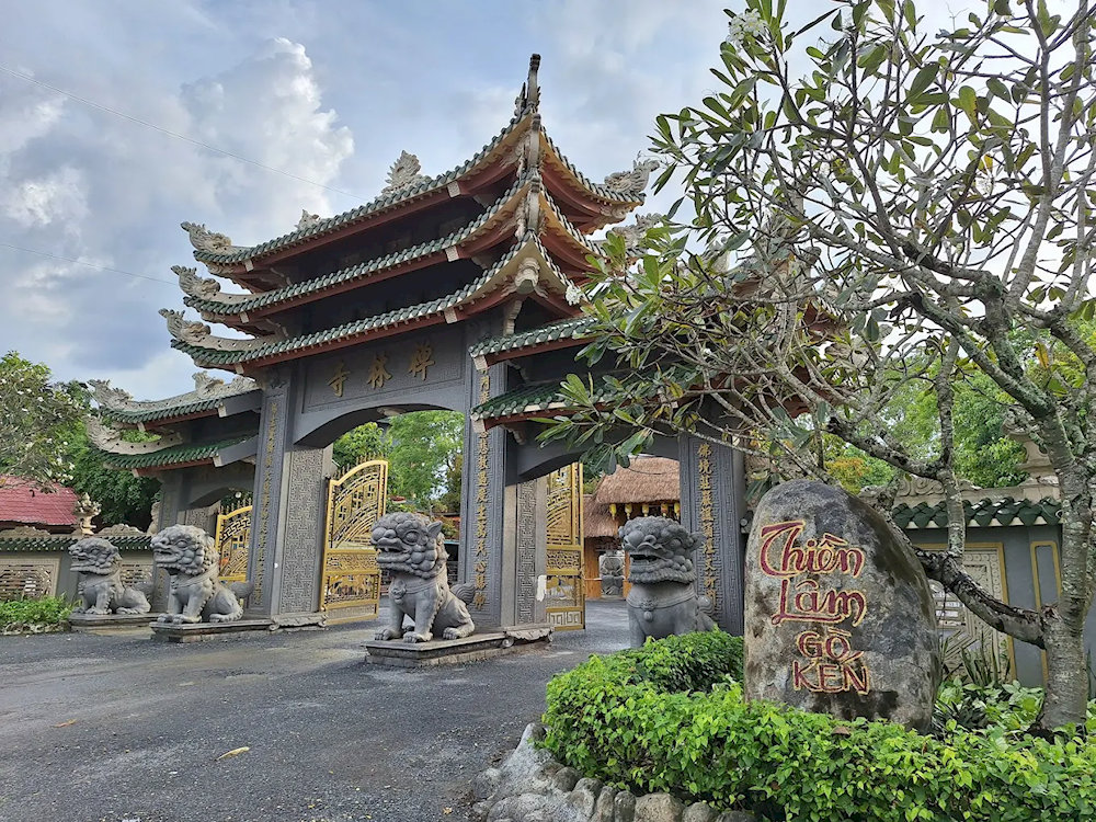 Cổng vào chùa Gò Kén